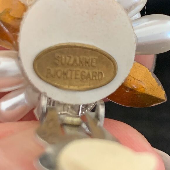 Vintage Suzanne Bjorntegard Flower Pearl Drop Clip On Earrings Bridal Wedding - Picture 4 of 8